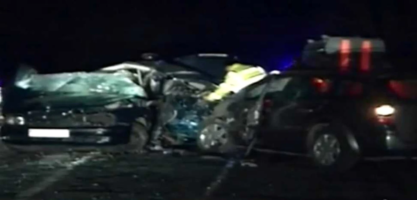 Coliziunea s-a petrecut după ce şoferul BMW-ului s-a izbit, pe contrasens, cu o maşină care venea din sens opus Foto: Protv.md