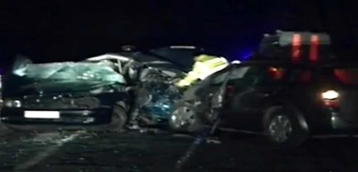 Coliziunea s-a petrecut după ce şoferul BMW-ului s-a izbit, pe contrasens, cu o maşină care venea din sens opus Foto: Protv.md