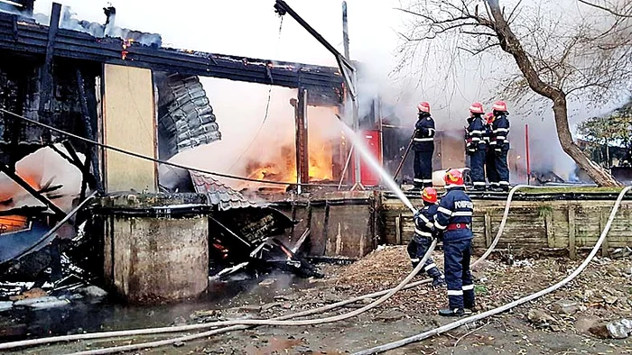 1 decembrie. Clădirea administrativă ALPAB  a ars cu tot cu documente 