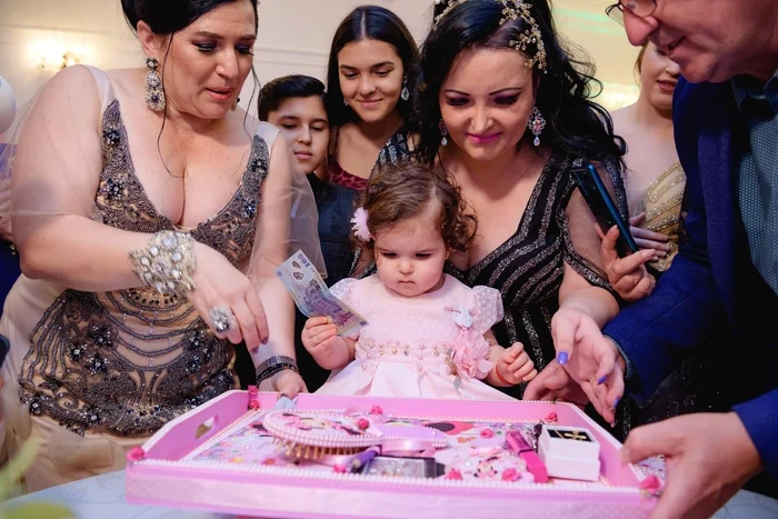 
    Familia, reunită în jurul tortuluifoto: Facebook  