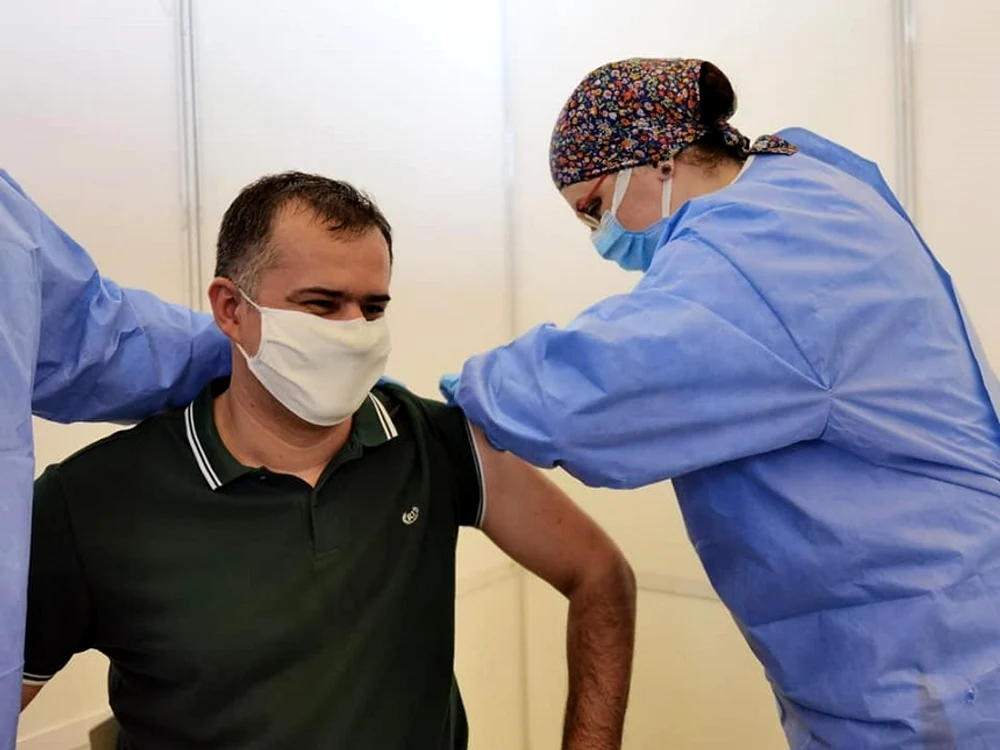 
    Primarul Bacăului, vaccinat cu ser din lotul AstraZeneca cu probleme, confirmat ulterior cu COVID-19  