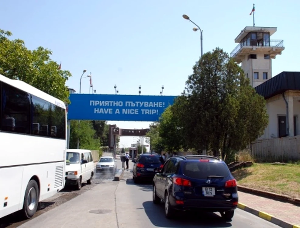 
    Punctul de trecere dintre Bulgaria şi Turcia este extrem de aglomeratFoto: Novinite.com  