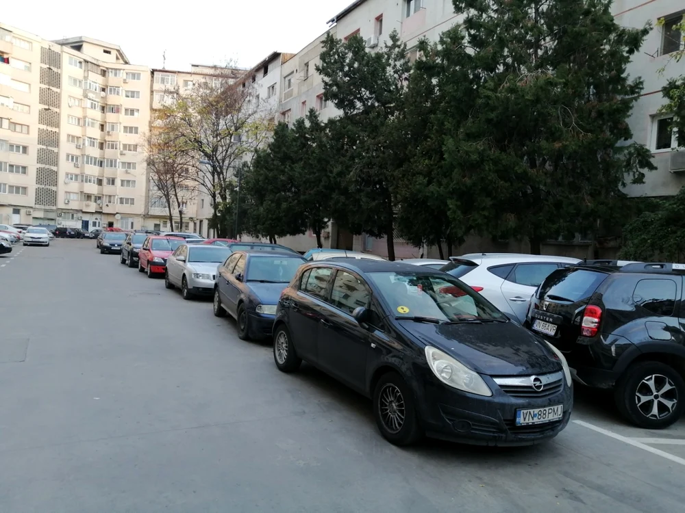 Maşinile care au loc de parcare plătit sunt blocate de riveranii care nu au închiriat locuri FOTO: Ştefan Borcea