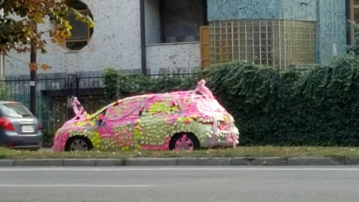 Maşina acoperită cu autocolante la Galaţi FOTO Grupul Şoferilor din Galaţi/Facebook