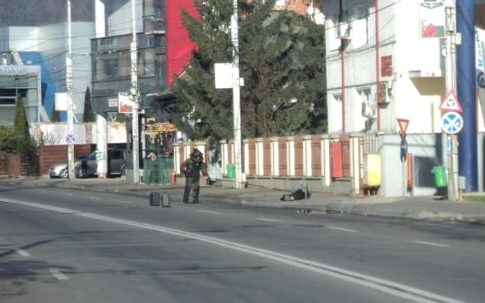 Un rucsac negru şi o poşetă suspecte au fost verificate de specialiştii SRI FOTO: Florin Jbanca