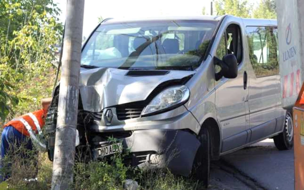 Şoferul neatent a rupt stâlpul de iluminat. FOTO: D. Guţă