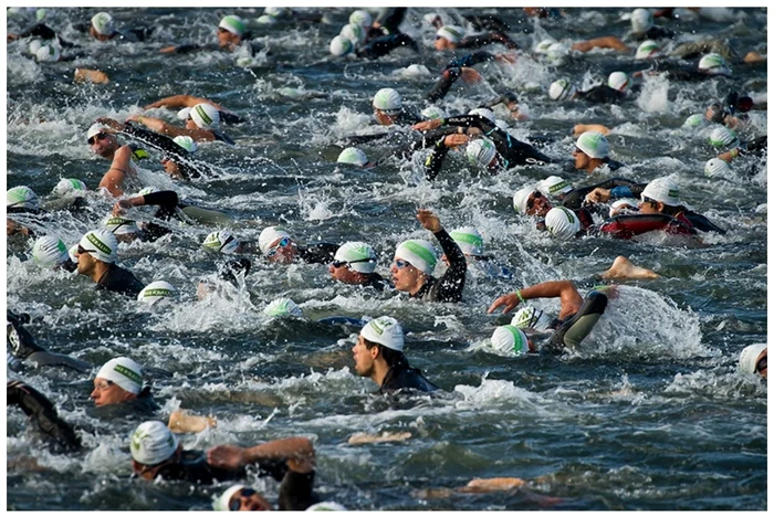 Triatlon constă în trei probe: înot, ciclism şi alergare