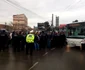 Sute de comercianţi au ieşit în stradă să protesteze împotriva închiderii Bazarului Suceava. FOTO Dănuţ Zuzeac