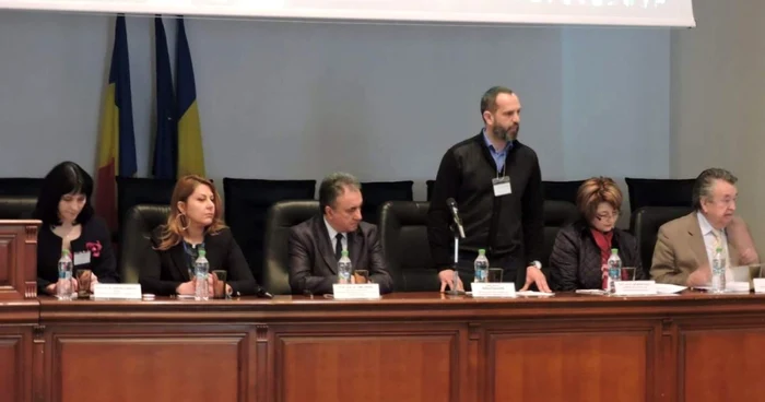 sebastian ene la o conferinta