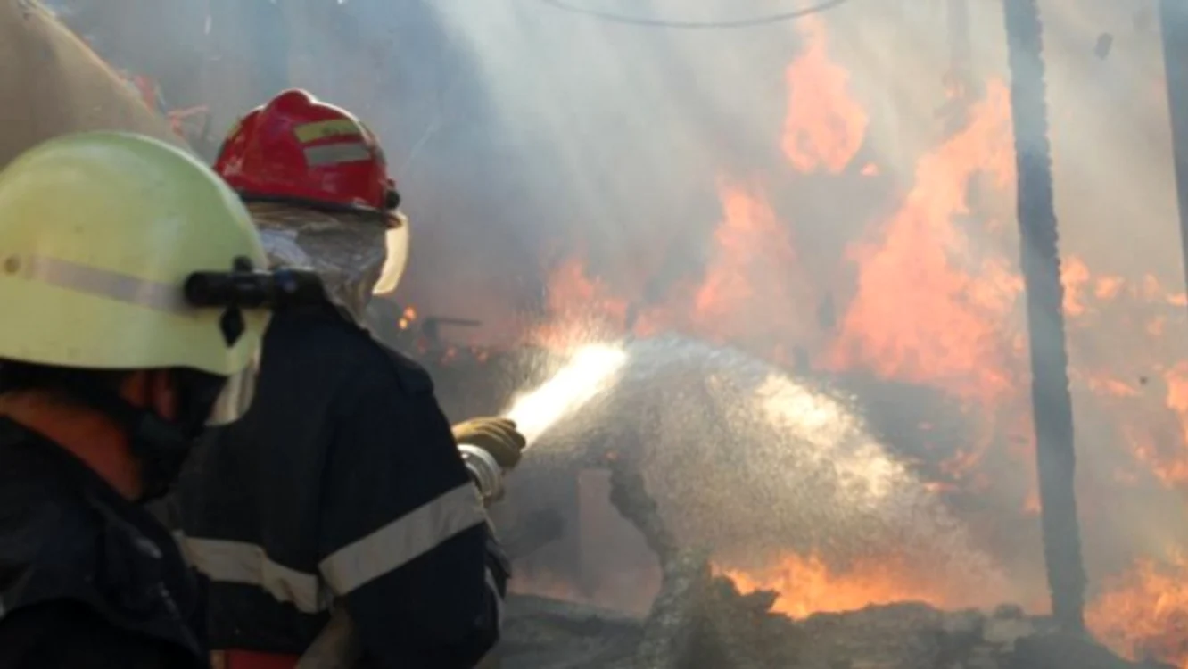 
    Pompierii se luptă să stingă flăcările  
