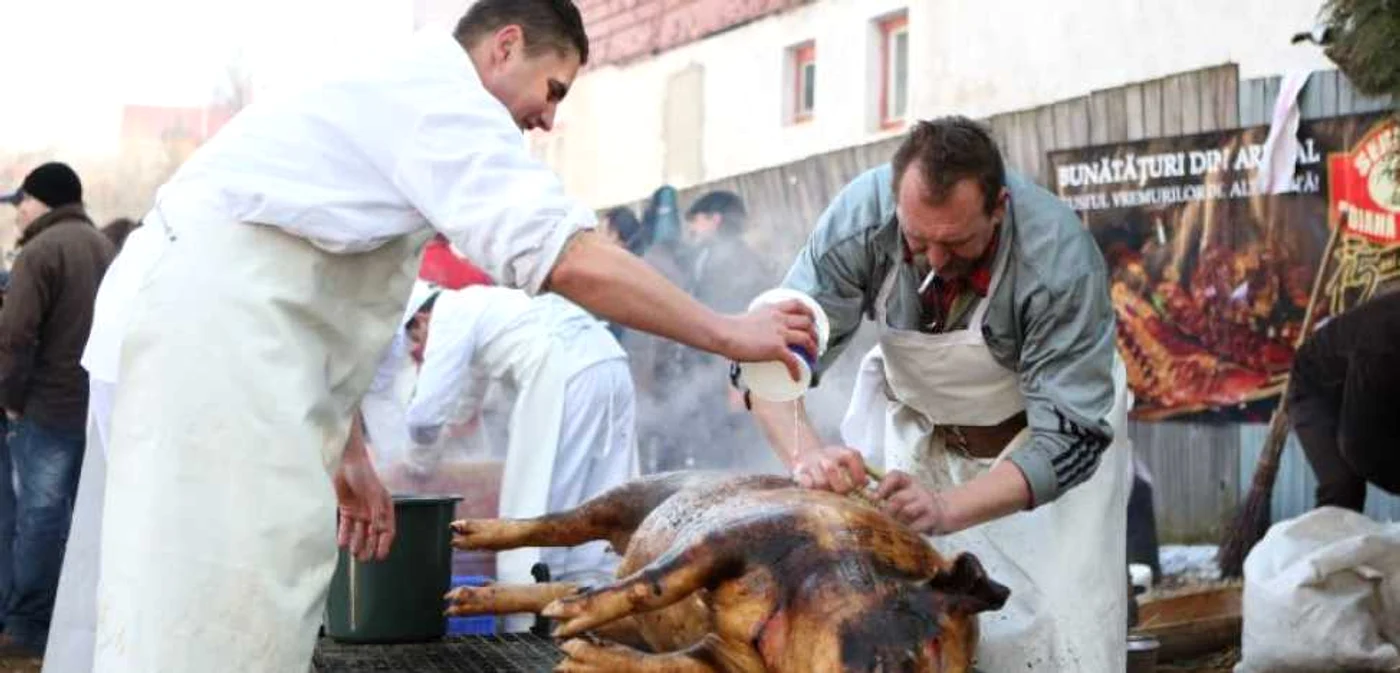 În zona Bran turiştii vor putea asista la tăiarea porcului. foto: ADS
