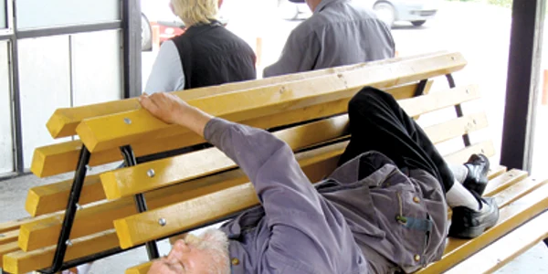 Resita: Adevărata faţă a sărăciei se vede în staţia de tramvai