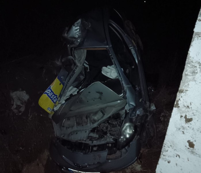 Doi tineri au murit după ce au intrat cu maşina într-un gard de beton, la Drăgăşani