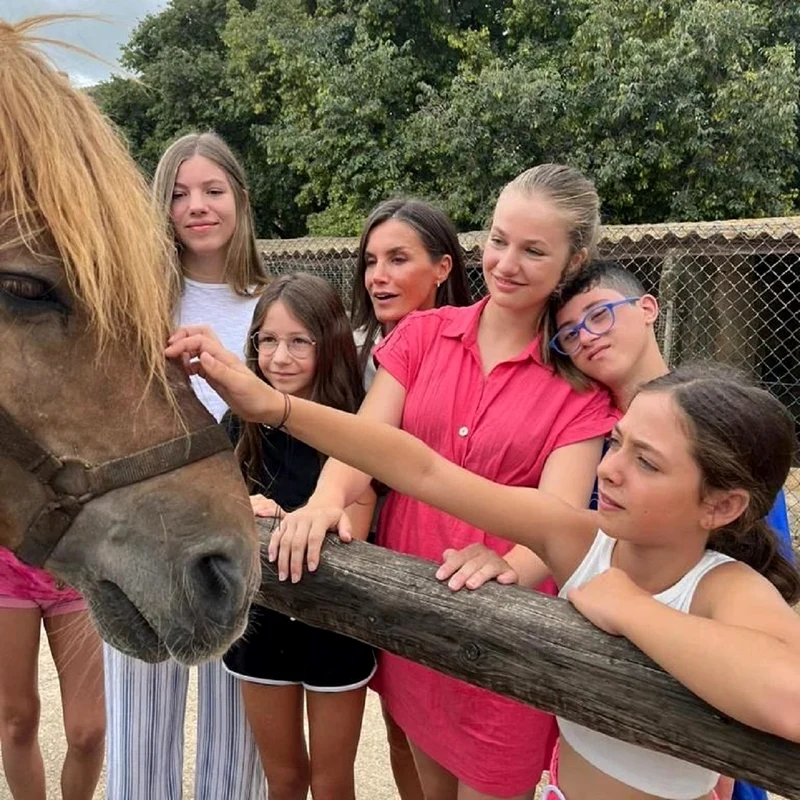 Regina Letizia, Prințesa Leonor și Infanta Sofia la Granja Escola Jovent