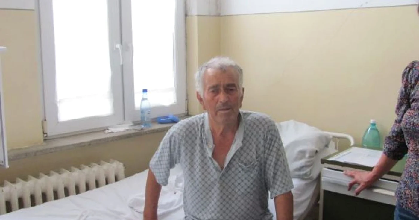 Bătrânul are patru coaste rupte şi plămânul perforat în urma accidentului 