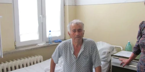 Bătrânul are patru coaste rupte şi plămânul perforat în urma accidentului 