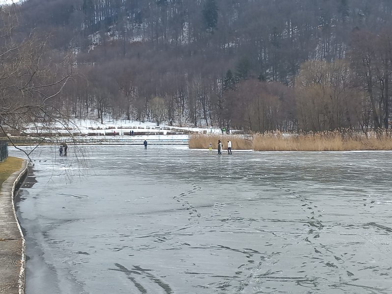 Distracție periculoasă pe un lac înghețat din Brașov. Inclusiv copiii sunt supuși unui risc inutil