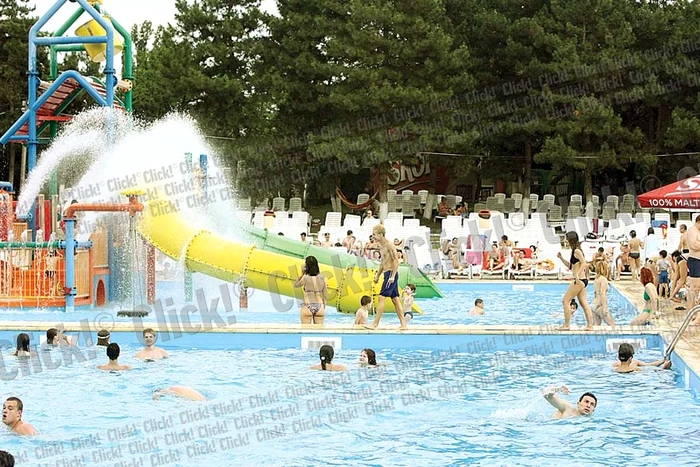 Bucurie mare în bazine!  Nu a contat temperatura  apei, ci faptul că s-a dat  liber la bălăceală (Fotografii: Dorin Constanda/ Mihai Ionescu)