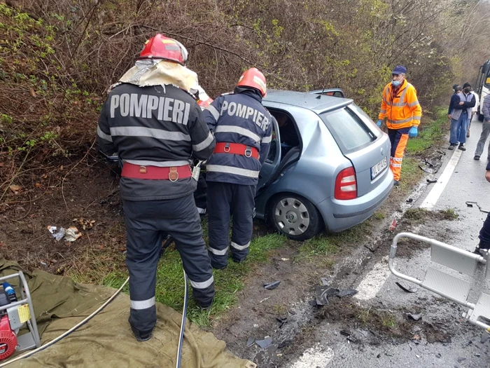 Accident pe DN 67 în Pietrari - Vâlcea - o maşină a intrat într-o basculantă - trafic blocat Foto Adevărul