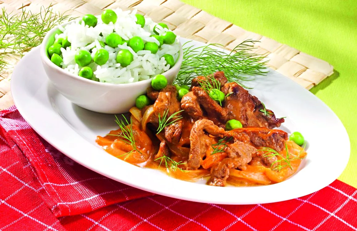 vita stroganoff cu garnitura de orez si mazare jpeg