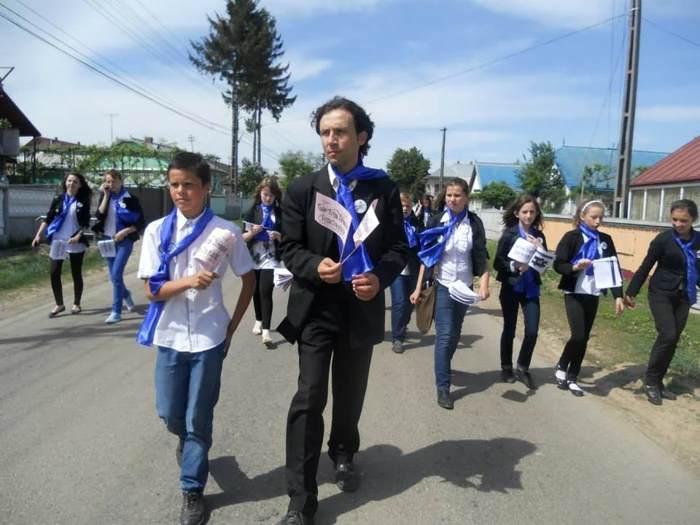 Romeo Bolohan alături de elevii săi FOTO arhiva personală