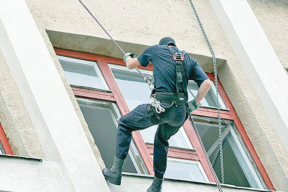 Patru negociatori ai Poliţiei Capitalei au încercat mai bine de trei ore să-l facă pe tânăr să renunţe la gestul sinucigaş