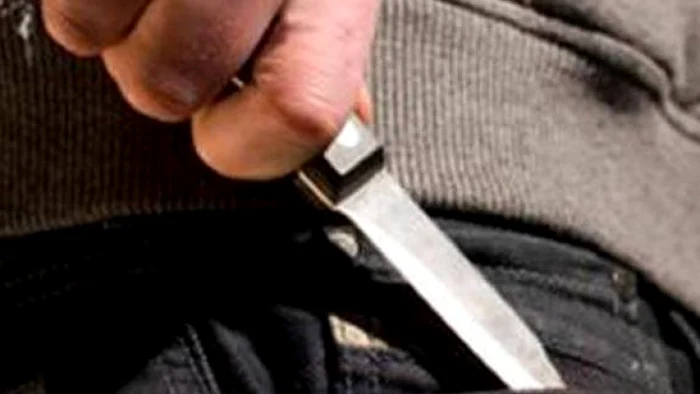 Bărbatul i-a tăiat gâtul cu un cuţit