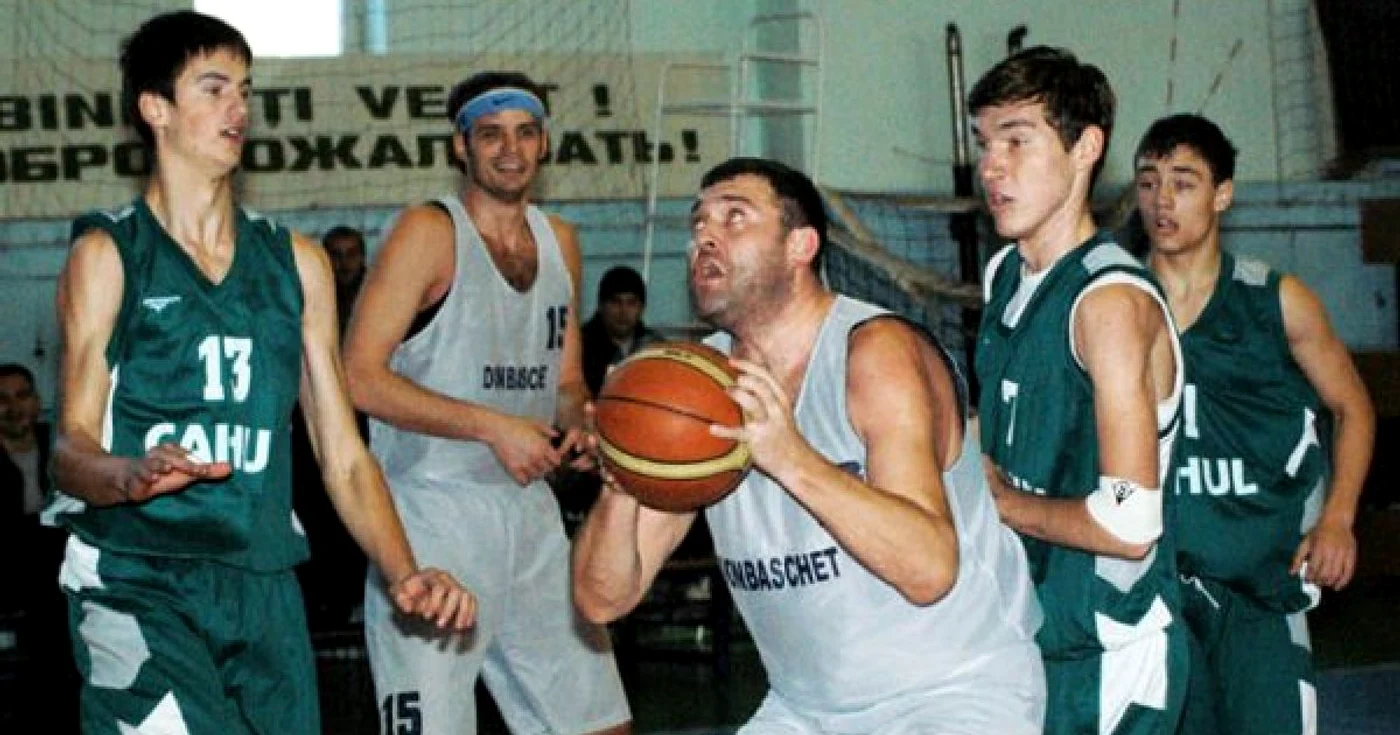 SPORTS.MD Jucătorii de la Donbaschet (la balon) au șanse reale să intre în posesia trofeului