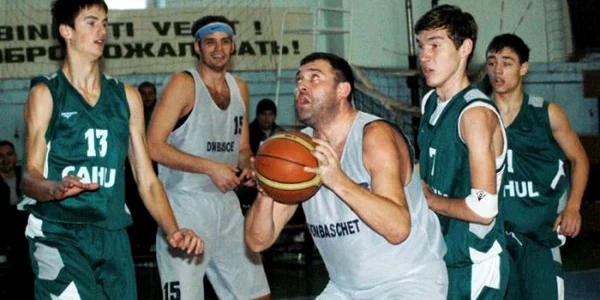 SPORTS.MD Jucătorii de la Donbaschet (la balon) au șanse reale să intre în posesia trofeului