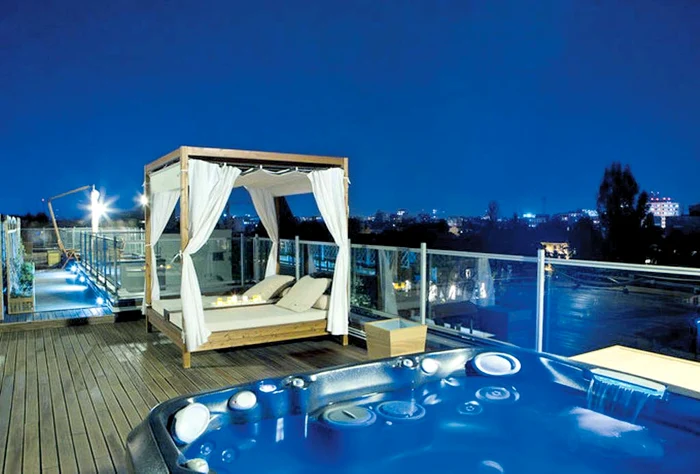 Terasa cu jacuzzi şi baldachin e locul perfect de relaxare