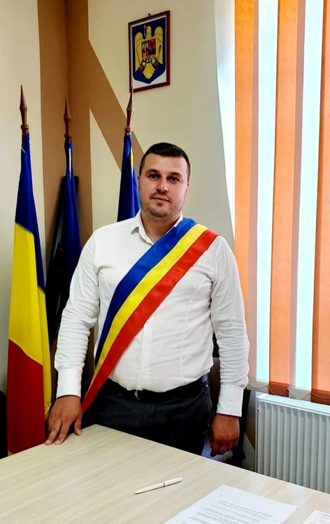 Povestea
tristă din spatele scandalului de la
primăria comunei săpânilor de sclavi, unde primarul acuză că a fost lovit de o femeie.