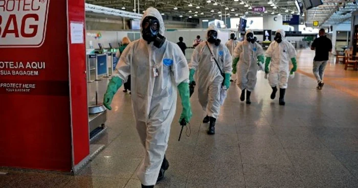 Soldaţi efectuează o operaţiune de dezinfectare la Aeroportul Tom Jobim Galeaodin Rio de Janeiro FOTO AFP