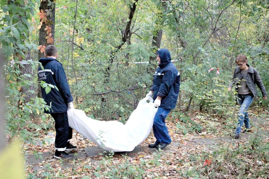 După 5 ore de cercetări,  cadavrul femeii  a fost dus la IML