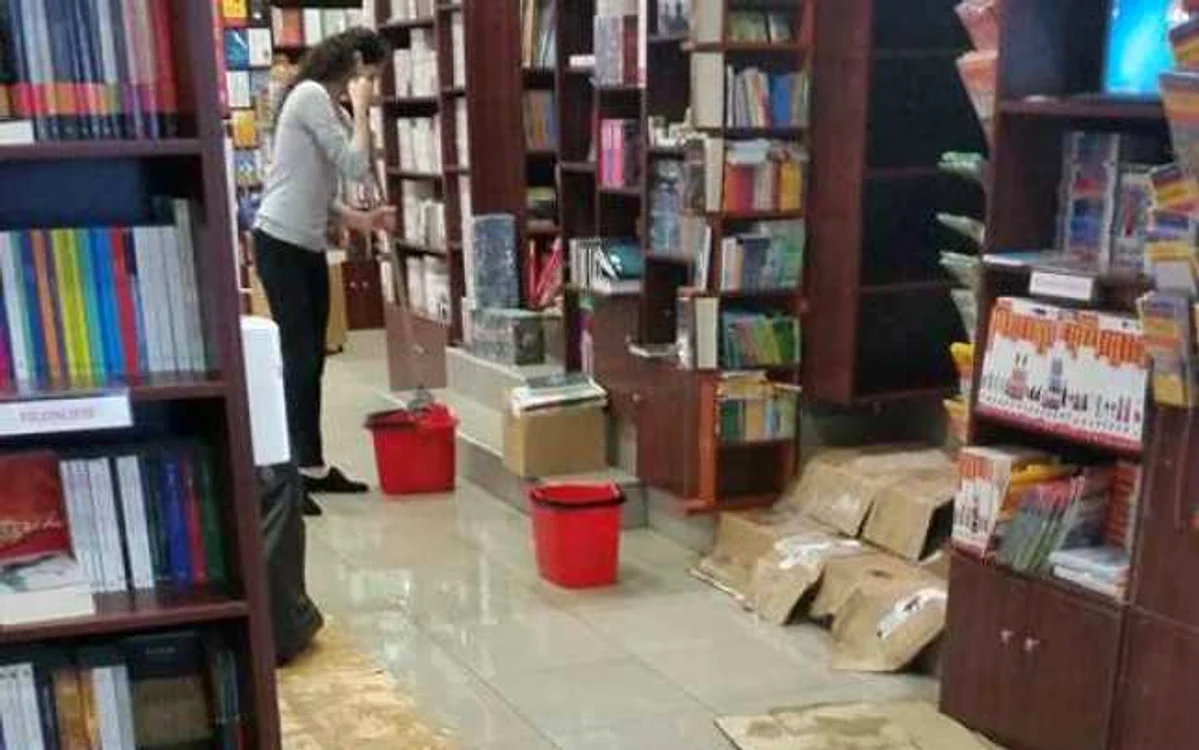 Librăria din Constanţa a fost inundată de ploaia torenţială FOTO Prăvălia cu Cărţi