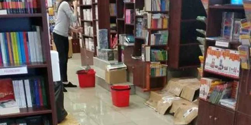 Prăvălia cu Cărţi - librăria din Constanţa a fost inundată de ploaia torenţială Foto Prăvălia cu Cărţi