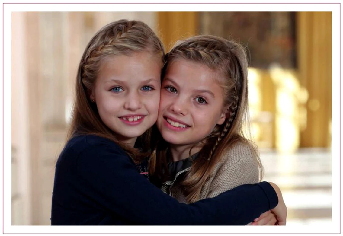 La princesse Leonor et sa soeur l'infante Sofia posent pour la carte de voeux de la famille royale espagnole jpeg