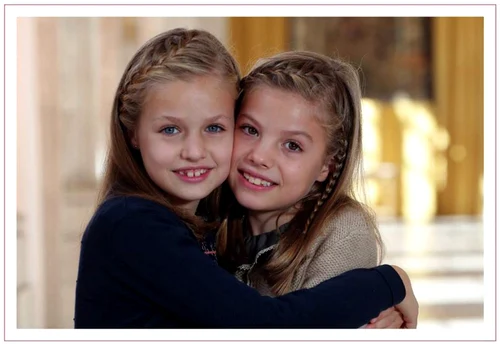 La princesse Leonor et sa soeur l'infante Sofia posent pour la carte de voeux de la famille royale espagnole jpeg