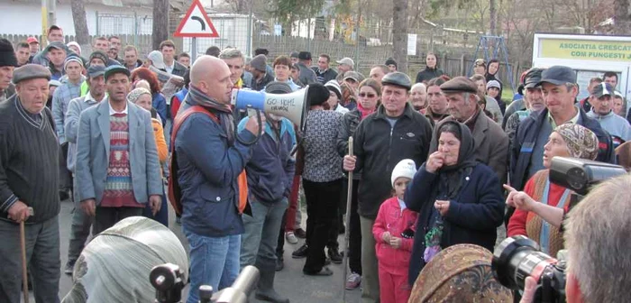 Locuitorii din Pungeşti cer demisia primarului Mircia Vlasă FOTO:Ionuţ Balaban