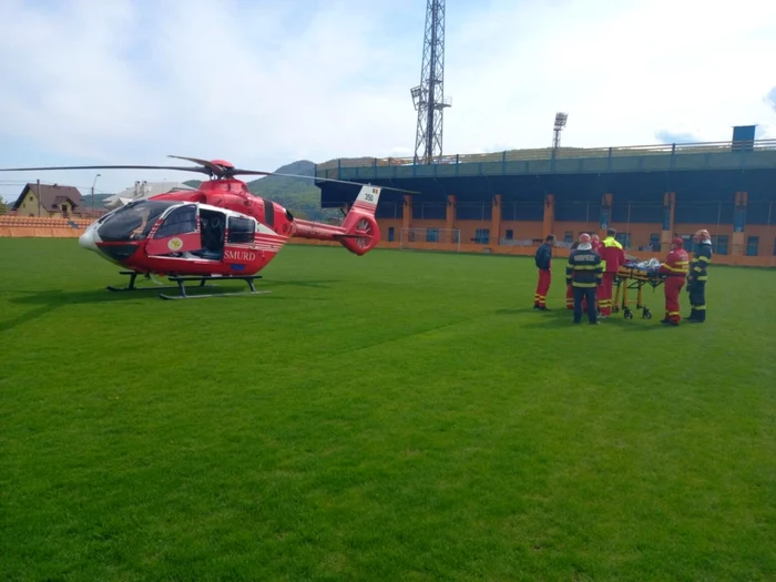 Micul pacient a fost transportat cu elicopterul la Iaşi FOTO ISU Neamţ