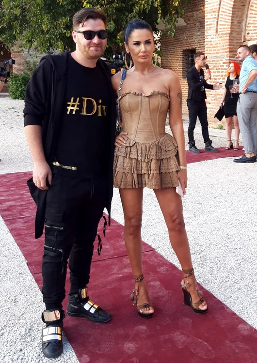 Oana Zăvoranu și-a îmbrăcat șoferul cu haine din colecția creată de ea