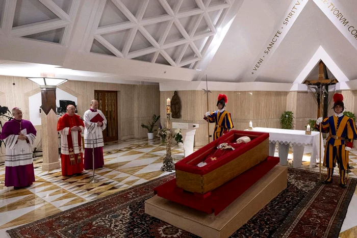 Sicriul papei urmează să fie dus în Bazilica Sfântul Petru Foto: Vatican Media