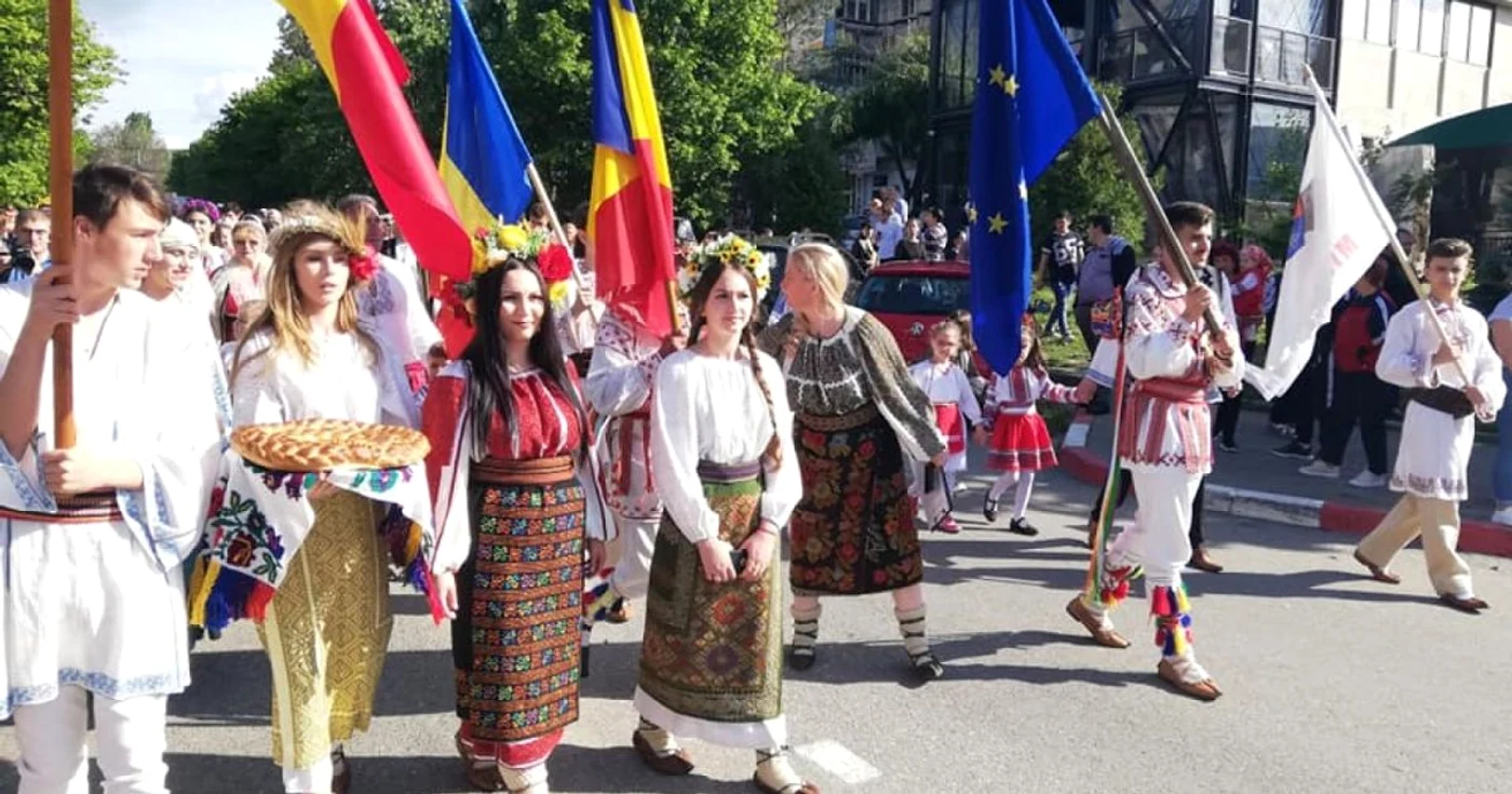 ParadÄ cu straie populare, la Mioveni, de Ziua NaÅ£ionalÄ a Portului TradiÅ£ional