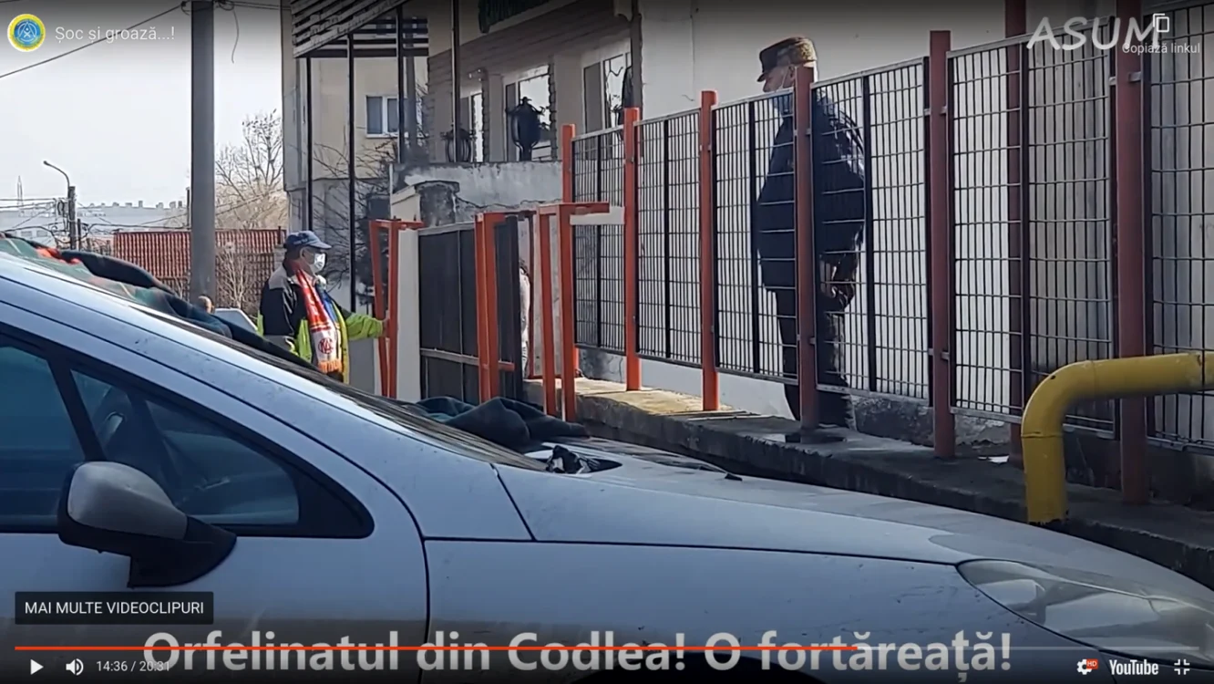 Străbunicul copilului aşteaptă, în zadar, la gardul centrului în care a fost dus băieţelul. FOTO: ASUM Braşov