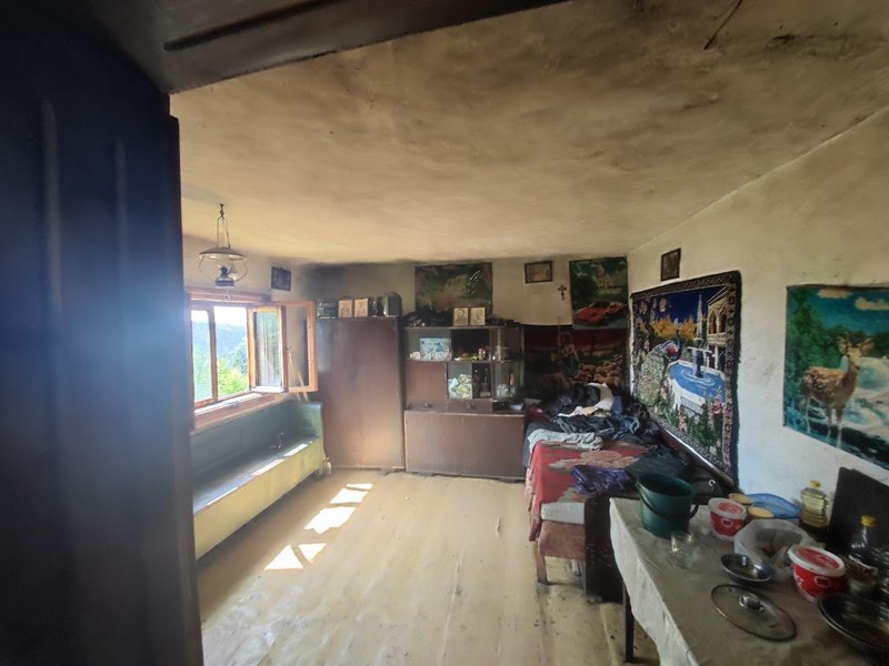 Chisăliță: Mii de români trăiesc la lumina opaițului, în timp ce statul pompează bani publici în buzunarele celor care au deja electricitate