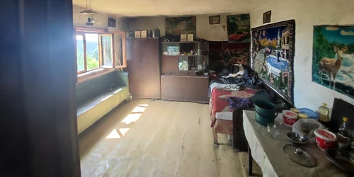 interiorul unei case fara energie electrica din Muntii Gilău  Foto AEI jpg