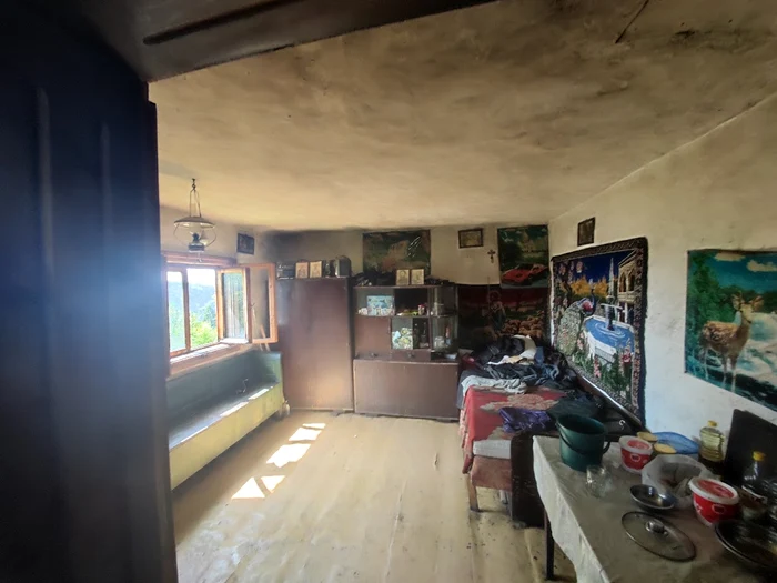 Interiorul unei case fără energie electrică din Munții Gilău
