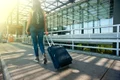 femeie cu troler in aeroport jpg