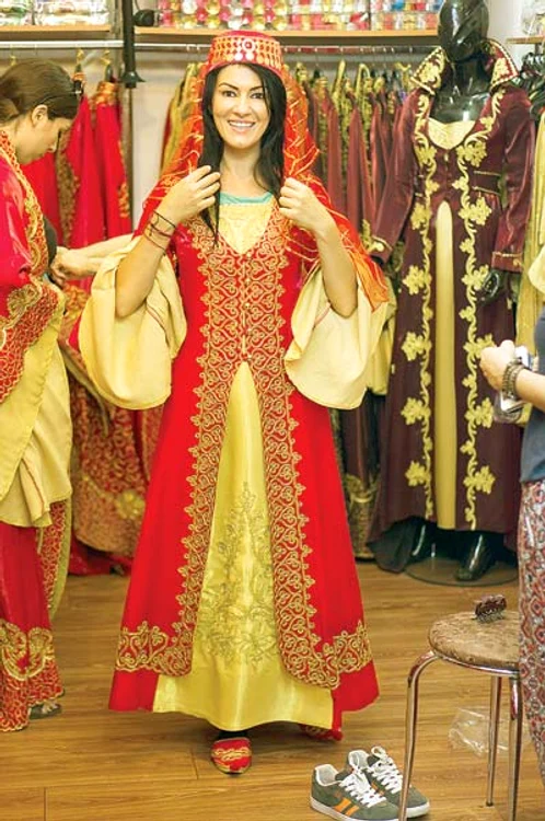 În marele bazar, „inima”  Istanbulului. Ca să nu se piardă  de ceilalţi membri ai grupului, Silvia  trebuia să recurgă la gesturi evidente