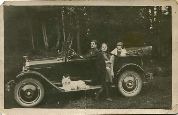 Excursie cu automobilul în perioada interbelică (© iMAGO Romaniae)