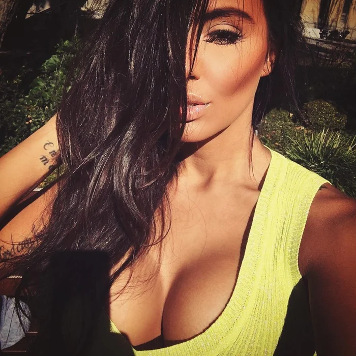 Nikoleta Lozanova are un decolteu generos